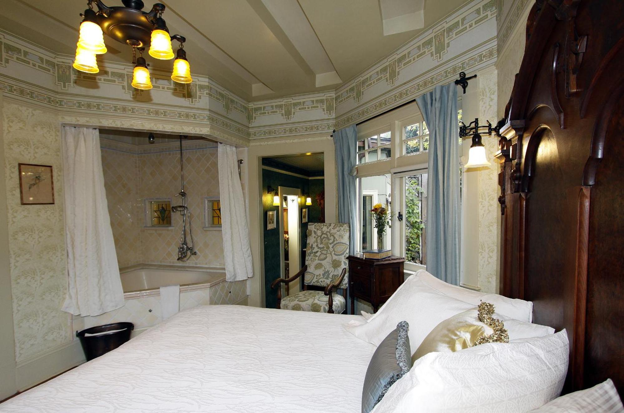 The Jabberwock Bed & Breakfast Монтерей Номер фото